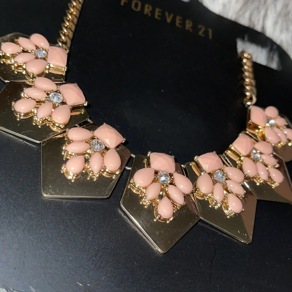 NWT Forever 21 Pink Accent Goldtone Statement Necklace - Picture 3 of 8